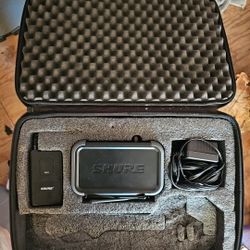 Shure Wireless Transmitter And Receiver In Case