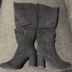 Black kneelength boots (10)