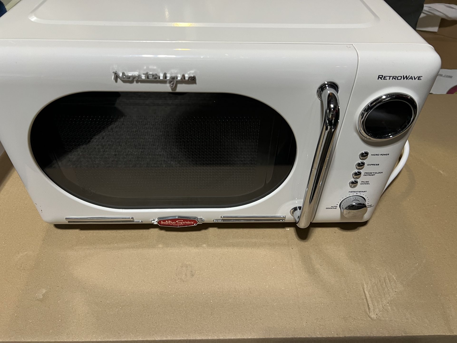 Retro Style Microwave 0.7 Cu Ft