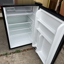 4.5 Cu Ft Refrigerator 