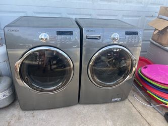 Lavadora y secadora de gas.  Las saque de un storage. Que compré  nose sitrabajan sevenden cómo estan. Marca samsung