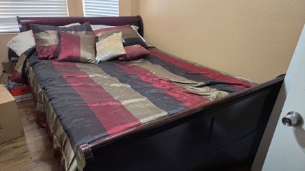 Bedroom Set 4 Pieces Bed Queen Dresser 2 Night Stands Matress and Box Spring Not Included