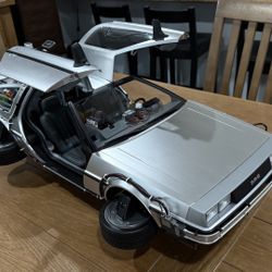 Hot Toys Back to the future II Delorean Time Machine 1/6 scale