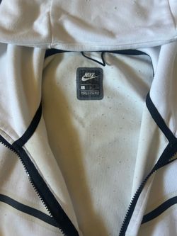 Cream Nike tech