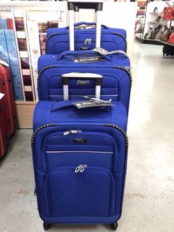 3 pice luggage set includes large size 30"x20"x12, medium size 26"x18"x11 and carry on size 20"x14"10. Has 4 spinner wheels for 360 degrees of mobili
