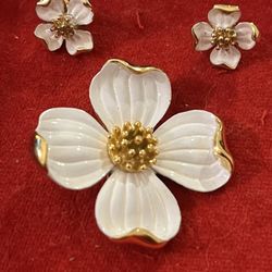 Vintage 1960s Trifari signed White Enamel With Gold Tone Brooch With Matching Earrings