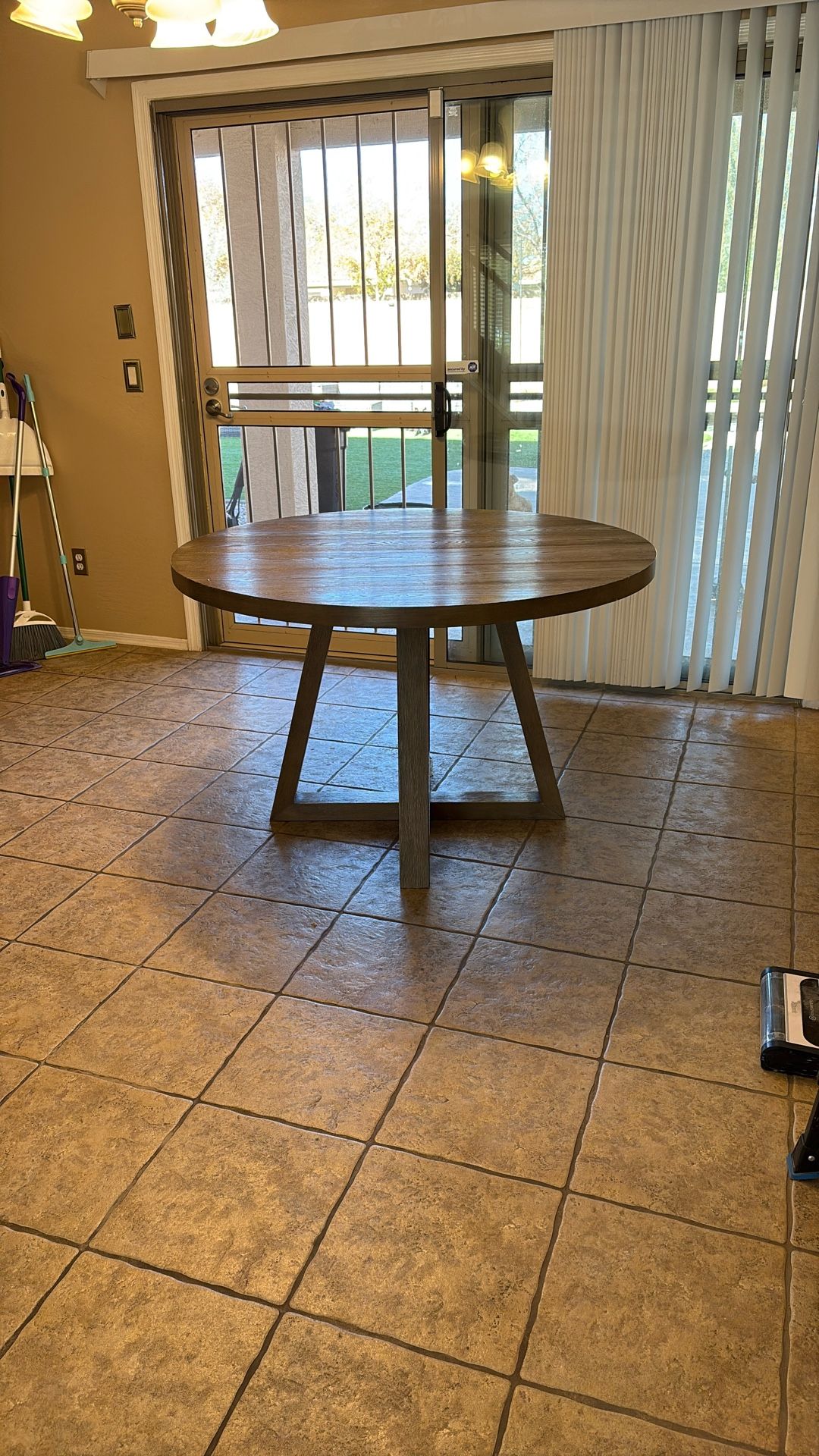 Round kitchen table