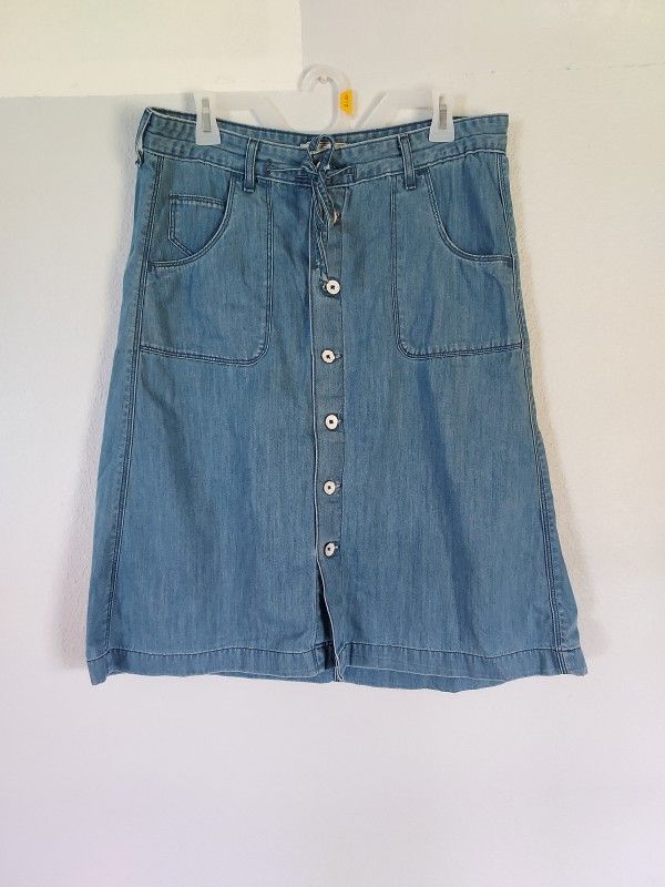 Levi’s Women’s Button Front With Pockets Chambray Blue Denim Skirt Size 12