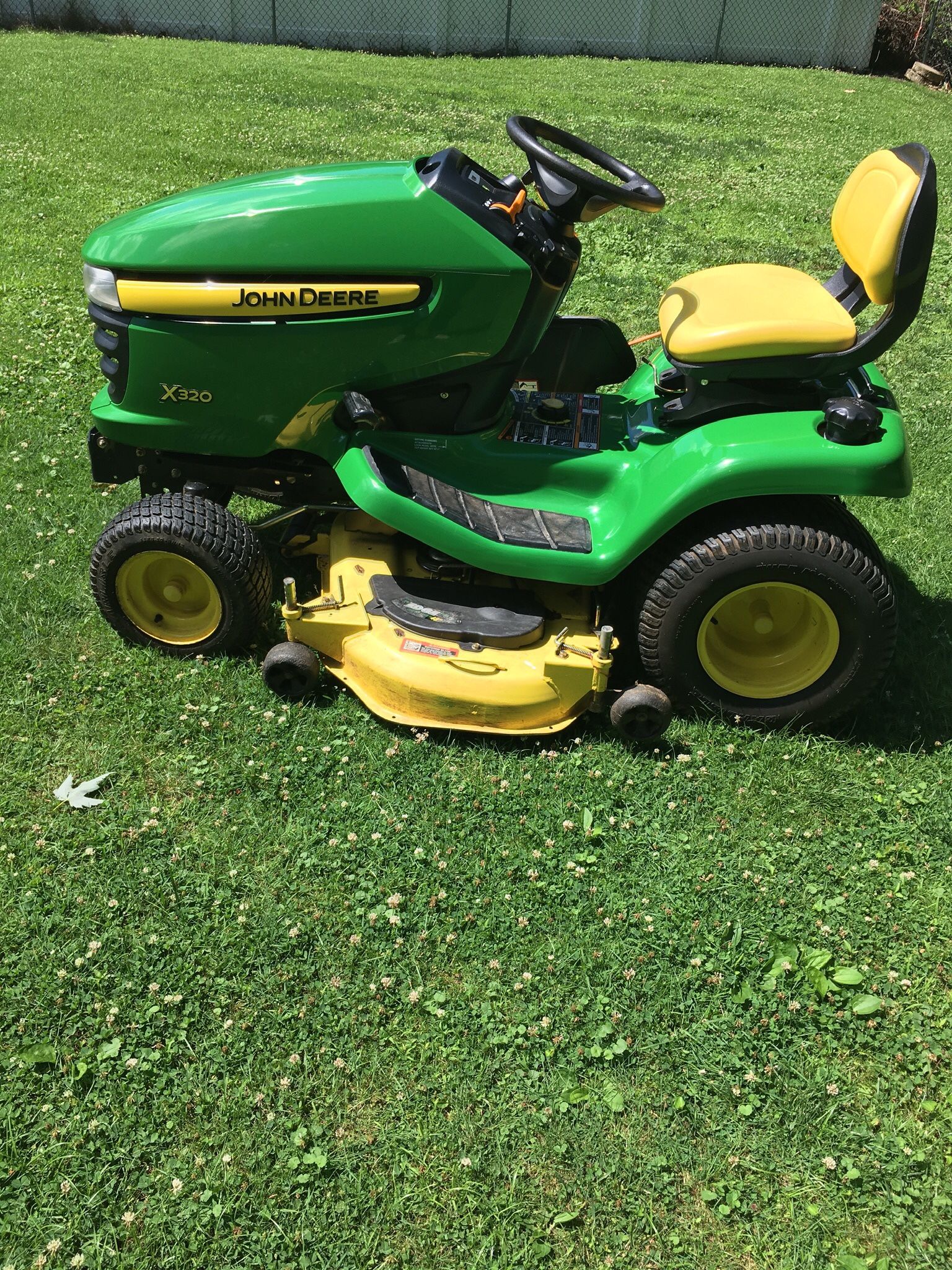 John Deere X 320 Lawn Tractor