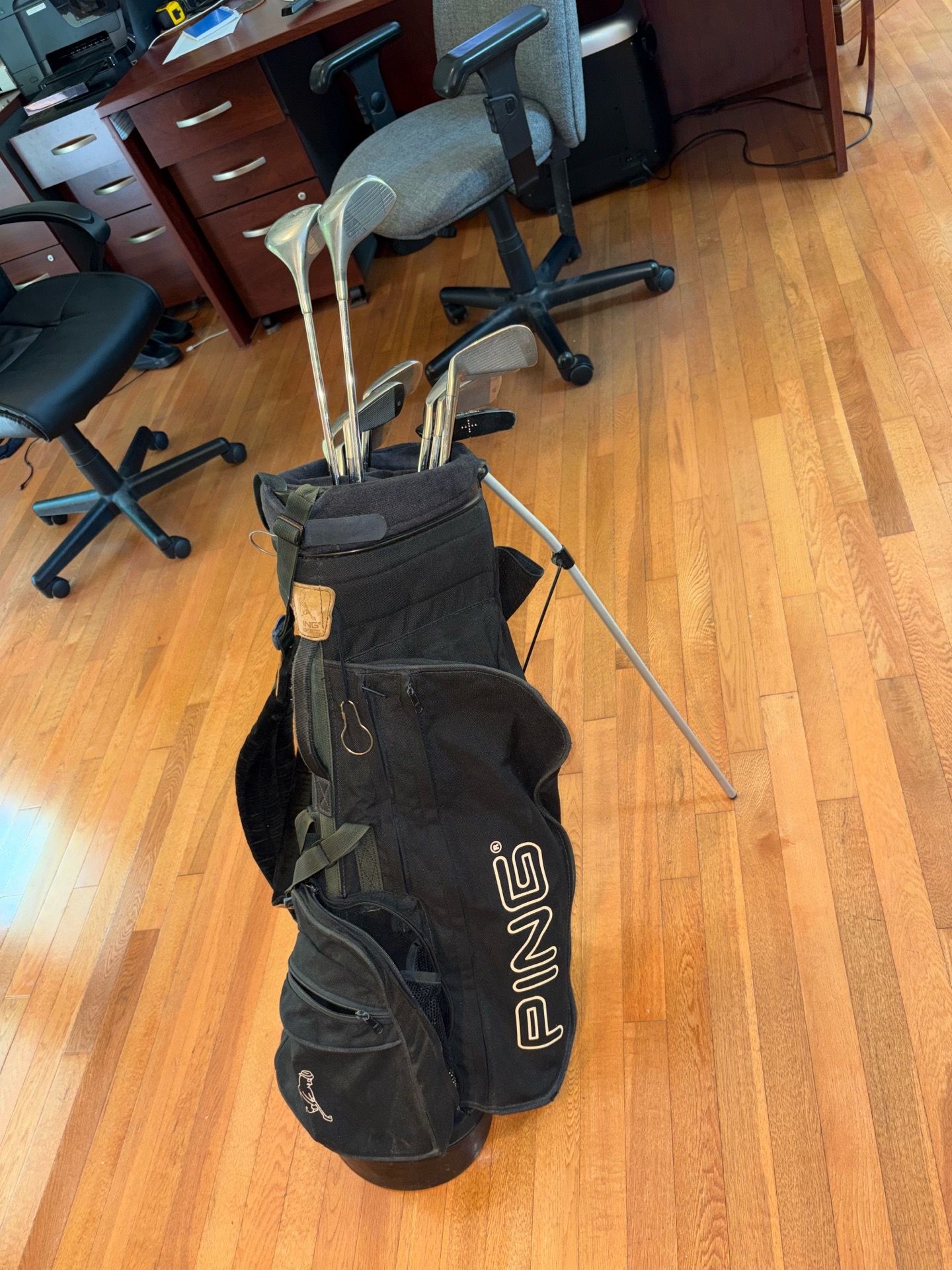 RH Spalding Starter golf club Set w/ ping bag stand set w/ 11 clubs executive irons XL4 1 & 3 drivers Also includes Titleist balls & tees.
