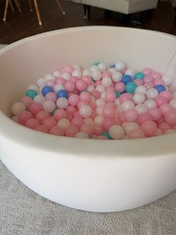 Kids ball pit in excellent condition! 🩷 237 balls includes