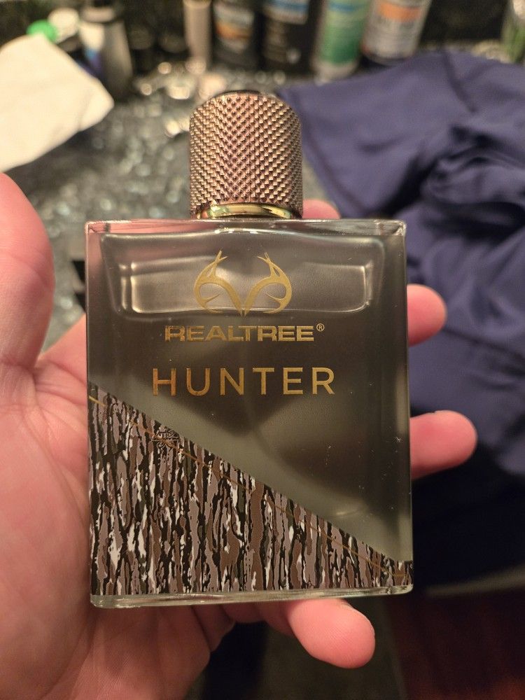 Realtree Hunter by Jordan Outdoor Eau De Parfum Spray 3.4 oz for Men