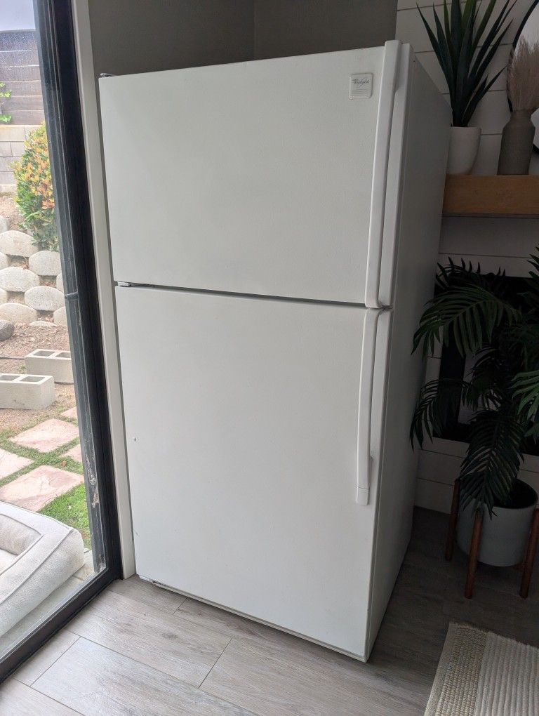 Whirlpool White Refrigerator Top Freezer - Works Perfectly!! Clean! Apartment Garage House
