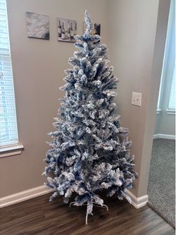 6 FT Snow Flocked Artificial Christmas Tree – Full Pre-Lit Style Xmas Tree with 800 Branch Tips | Hinged Branches & Foldable Metal Stand | Holiday Hom
