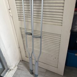 Adjustable crutches in good condition. Suitable for tall users (approx. 6’3”–6’6”). Clean, sturdy, and fully functional.