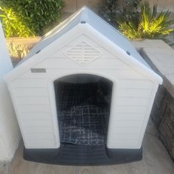 Large Dog House - Nearly NEW