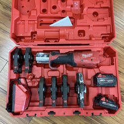 MILWAUKEE PRESS KIT, COMES W ORIGINAL CASE, 2X BATTERIES PLUS CHARGER IN GOOD WORKING CONDITION