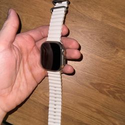 Apple Watch Ultra 2 49 mm in Titanium