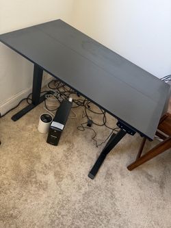 Electric standing desk
