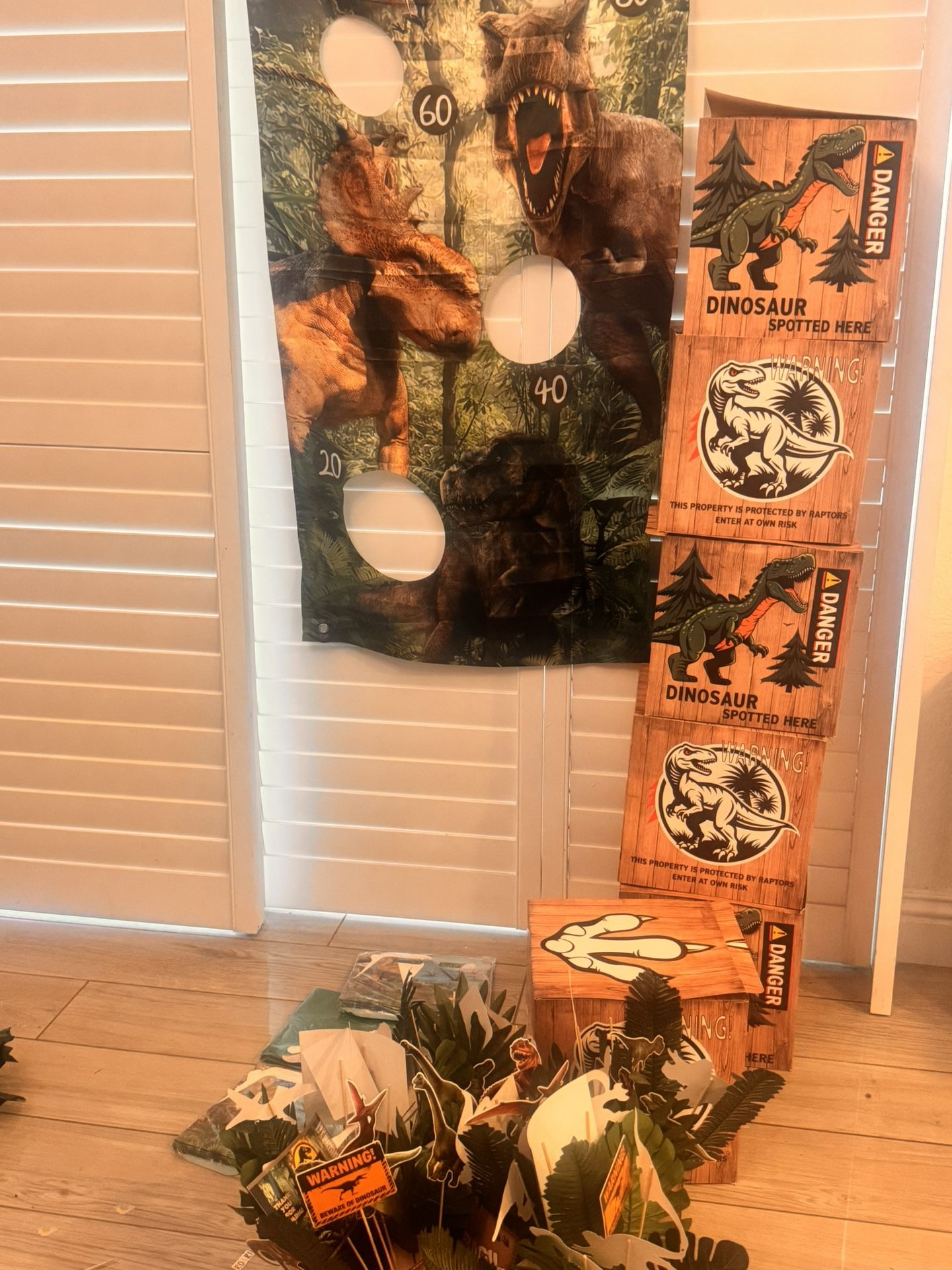 JURASSIC (DINOSAUR) PARK DECORATION 