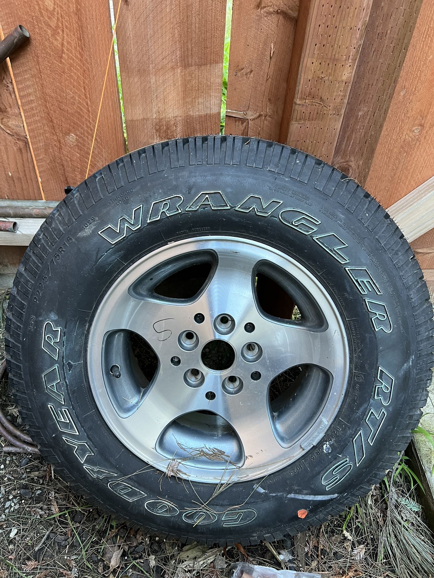 Wheel And Tire For 96-98 Jeep  Cherokee 