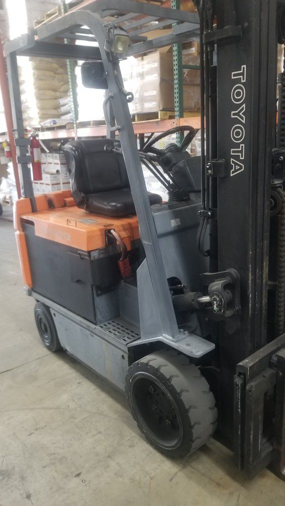 2006 - 5000lb Toyota Electric Forklift