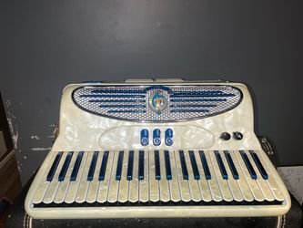 Vintage Giulietti S.32 Accordion – Cream & Blue Pearloid