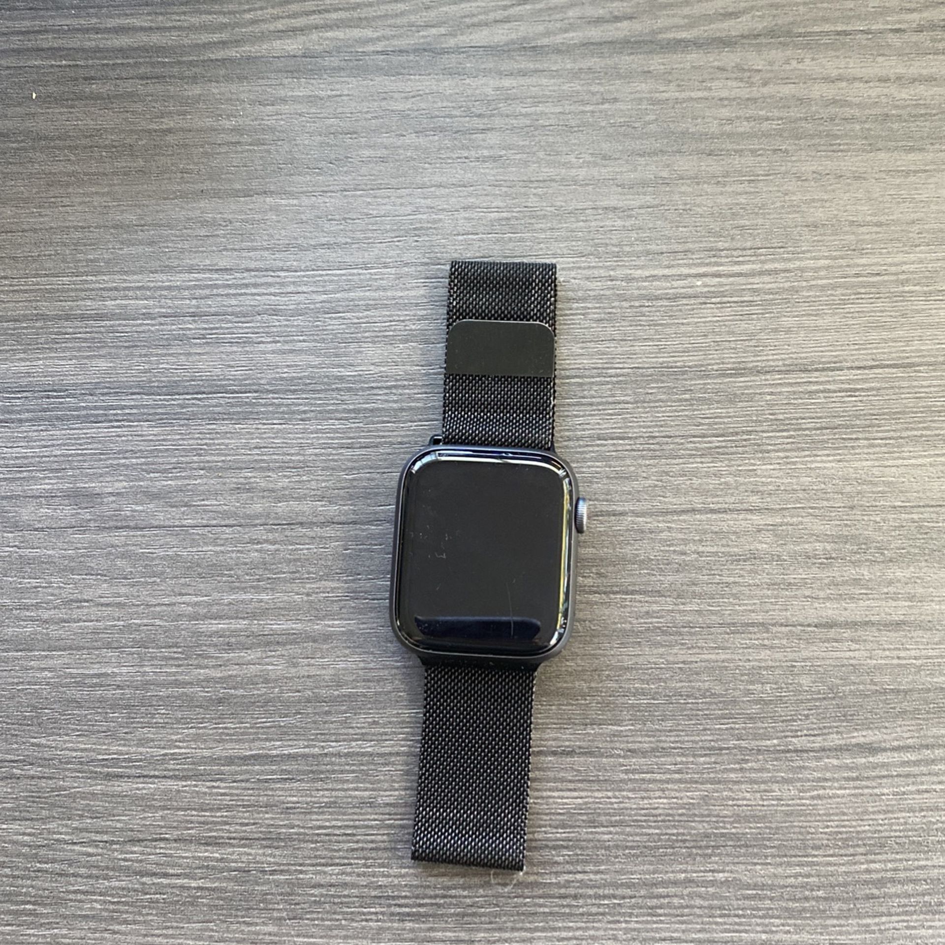 Apple Watch Series 4–GPS+Data