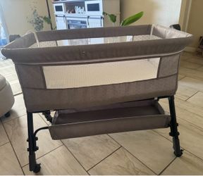 Baby Bassinet with Adjustable Legs/Wheels