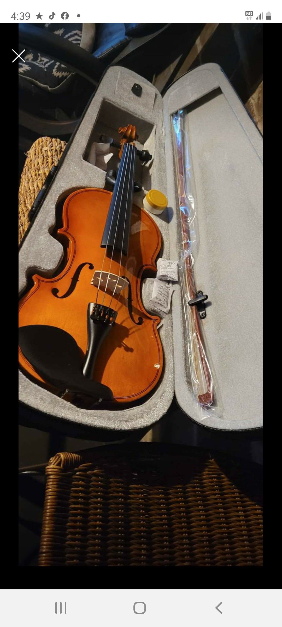 BRAND NEW VIOLIN WITH CASE AND BOW FULL SIZE