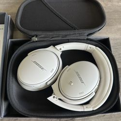 Grey Bose Quietcomfort 45 Headphones 