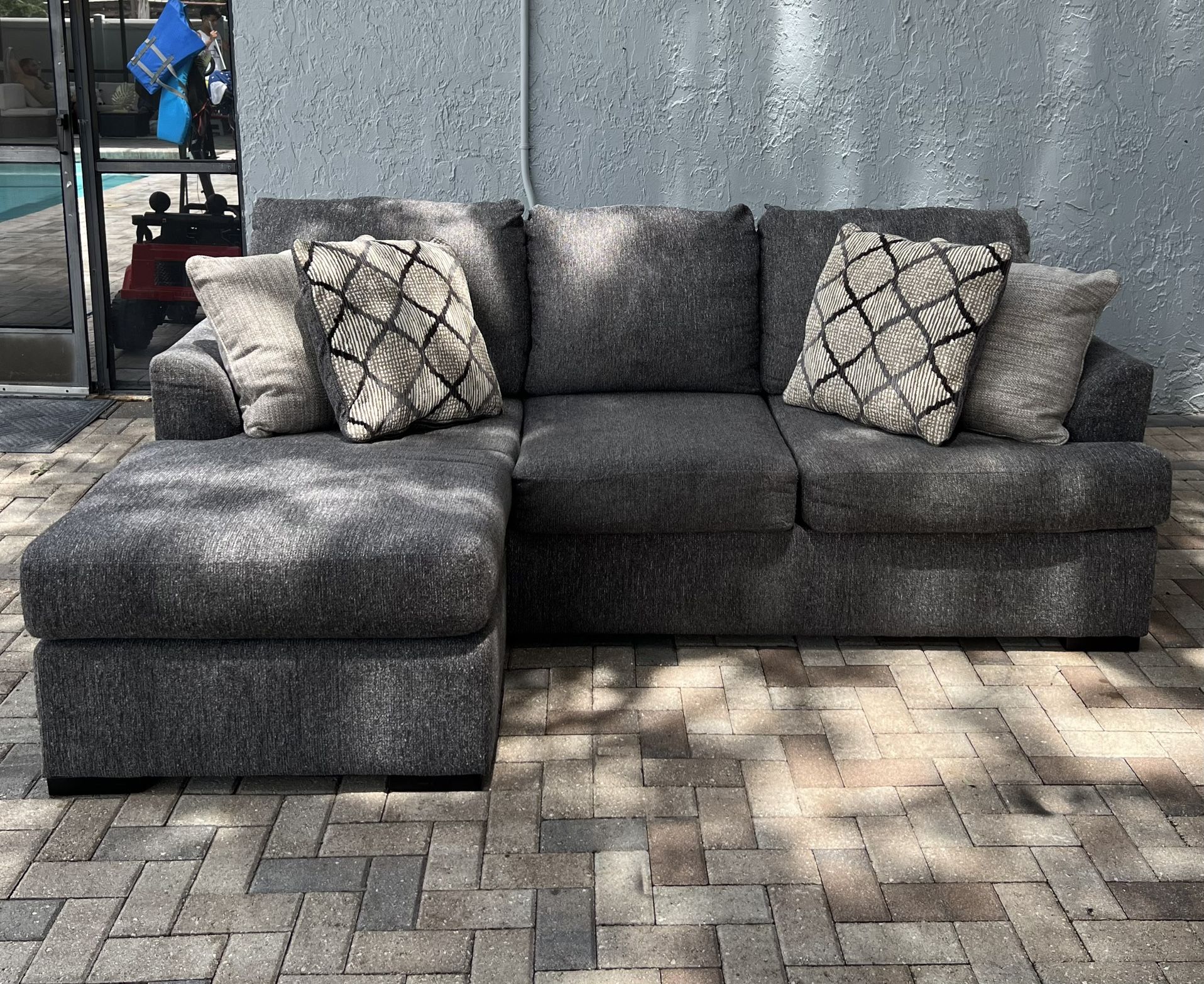 Sectional chaise longue sofa. With 4 decorative pillows included. I can deliver for an additional cost. It's like new!