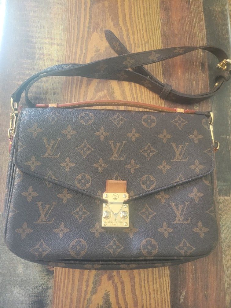 Louis-vuitton  Sholder Bag Women's 800.00 OBO