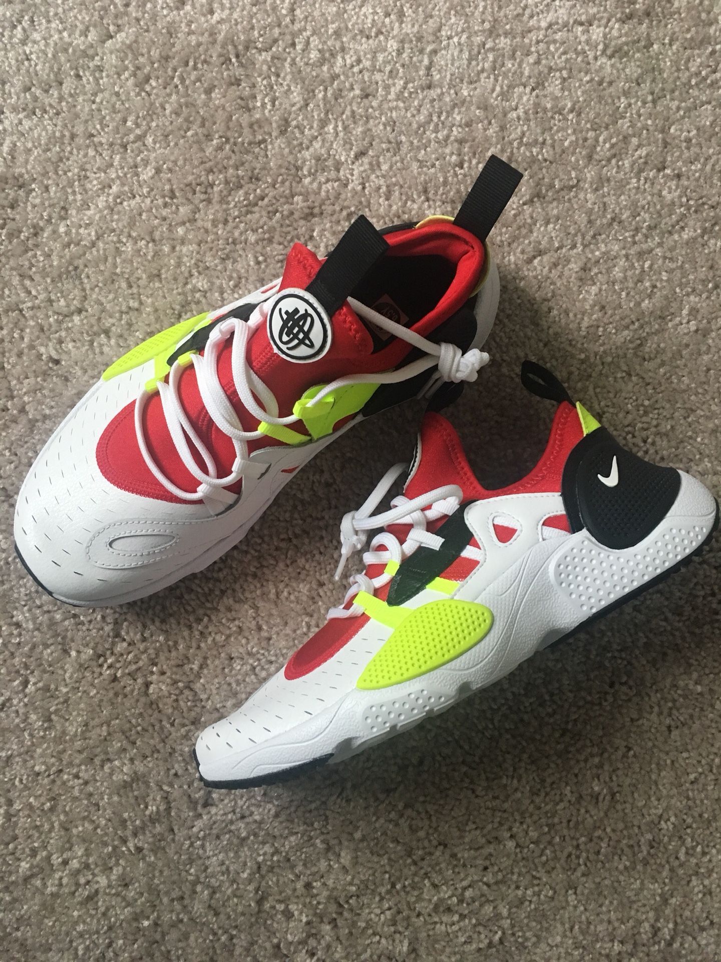 Nike sneakers (NEW)