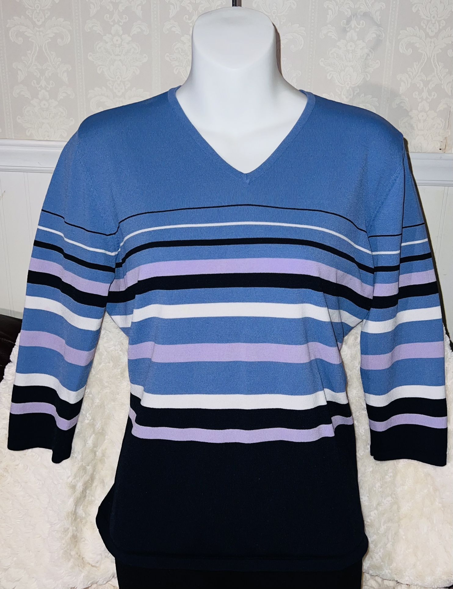 Beautiful Woman Shirt sweater Size (PL) 0nly $10