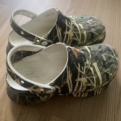 CROCS Camouflage Women’s Classic Bae, Size 8