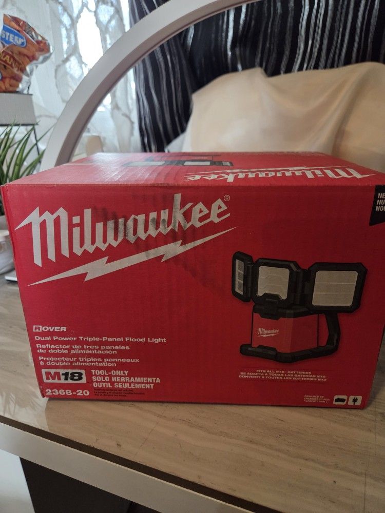 milwaukee m18 Rover Flood light