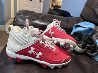 Size 3 Boys Youth Baseball High top Cleats Red Under Armour 
