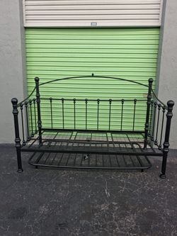 Daybed metal frame with trundle