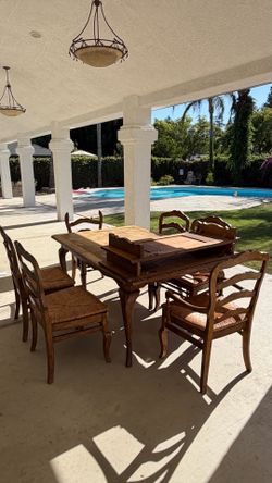 Solid wood table with 6 wood chairs & extendable planks