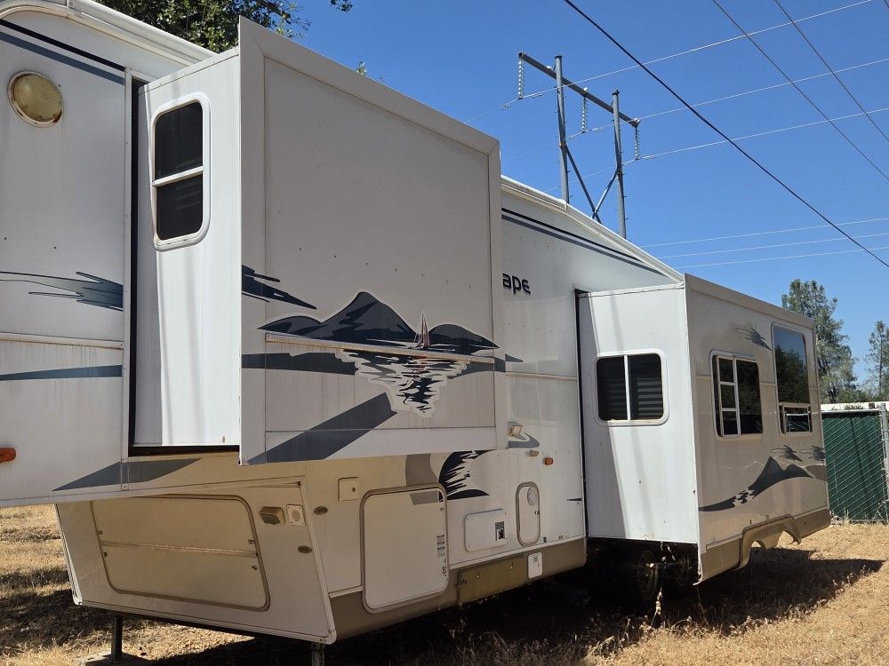 2005 32 Ft Fifth Wheel