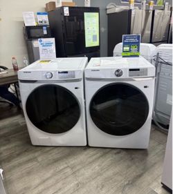 SAMSUNG SMART 4.5 CU FT STACKABLE FRONT LOAD WASHER & GAS DRYER SET IN WHITE 🔥