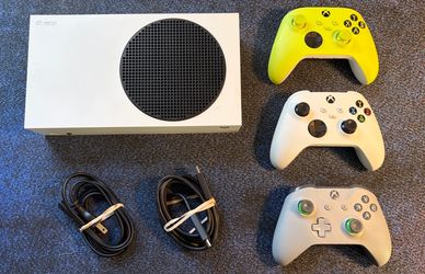 XBox Series S 512GB + 3 controllers + HyperX Headset - $290