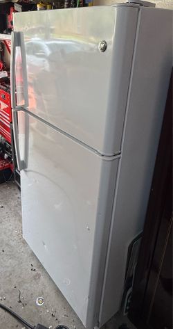 GE Top-Freezer Refrigerator