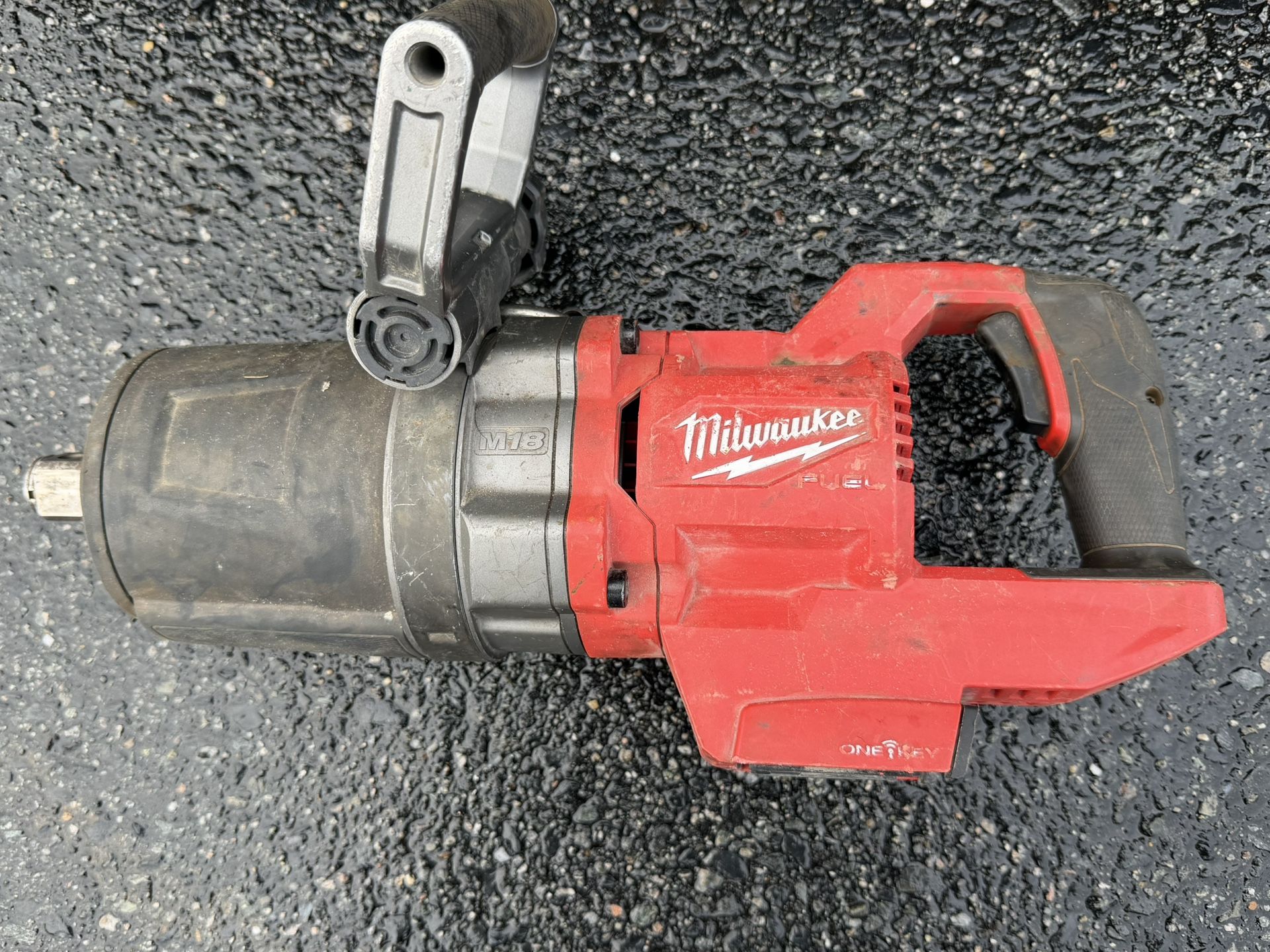 Milwaukee M18 FUEL 1” D-Handle High-Torque Impact Wrench — the big boy.