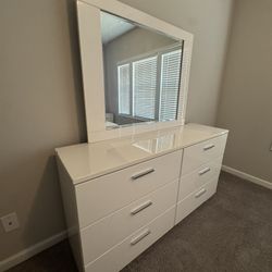 Queen Bedroom Set For Sale! 