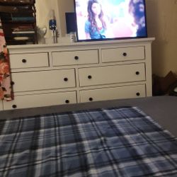 $80 For The Tv 32 'inch Roku TV Works Good Available Now Please Inbox Me For Me Information 