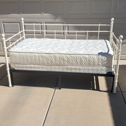 Youth Day Bed Bedroom Set