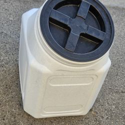 Pet Food Container Holds Over 50 Oz