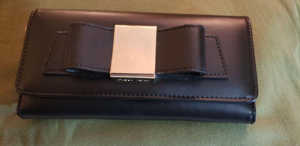 Black Ivanka Wallet With Tons Of Storage 